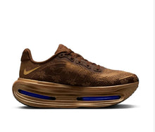 Carregar imagem no visualizador da galeria, Tênis Nike Zoom Vomero 5 Premium Flat Stout Marrom .
