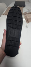 Cargar imagen en el visor de la galería, Zapato Mocasín Louis Vuitton Negro/Dorado
