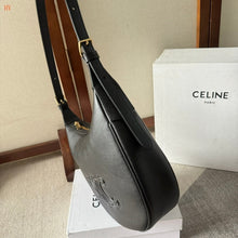 Carregar imagem no visualizador da galeria, Celine Heloïse Cuir Triomphe Black
