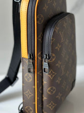 Carregar imagem no visualizador da galeria, Avenue Sling Bag
