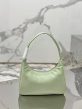 Carregar imagem no visualizador da galeria, Bolsa Prada mini Re-Edition 2000
