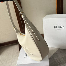 Carregar imagem no visualizador da galeria, Celine Heloïse Cuir Triomphe Off White
