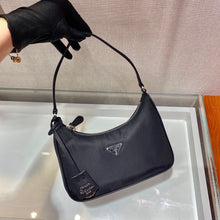 Carregar imagem no visualizador da galeria, Bolsa Prada mini Re-Edition 2000
