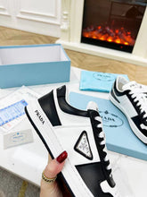 Carregar imagem no visualizador da galeria, Prada Downtown Low Top Sneakers Leather White Black

