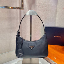 Carregar imagem no visualizador da galeria, Bolsa Prada mini Re-Edition 2000
