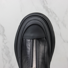 Carregar imagem no visualizador da galeria, Alexander McQueen Ankle boot Tread Slick com zíper
