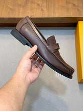 Carregar imagem no visualizador da galeria, Sapato 4 Louis Vuitton Marrom

