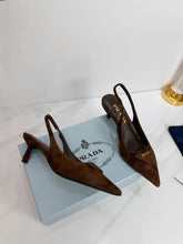 Carregar imagem no visualizador da galeria, dark brown suede slingback pump from Prada
