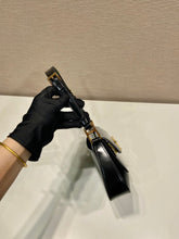 Carregar imagem no visualizador da galeria, Prada Cleo
