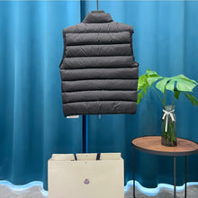 Carregar imagem no visualizador da galeria, Colete Moncler Preto
