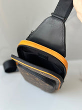Carregar imagem no visualizador da galeria, Avenue Sling Bag
