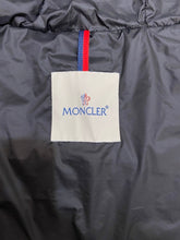 Carregar imagem no visualizador da galeria, MONCLER SLEEVELESS - BOURNE WHITE \ BLACK
