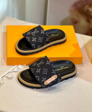 Carregar imagem no visualizador da galeria, Chinelo Flatform Pool Pillow Black
