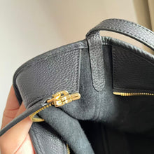 Carregar imagem no visualizador da galeria, Bolsa Burberry Preta Small Highlands Shoulder Bag
