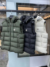 Carregar imagem no visualizador da galeria, MONCLER SLEEVELESS - BOURNE WHITE \ BLACK
