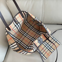 Carregar imagem no visualizador da galeria, Bolsa Burberry Medium Highlands Tote
