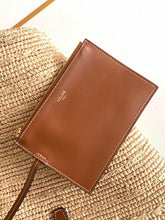 Carregar imagem no visualizador da galeria, Bolsa CELINE Medium supple panier in raffia and calfskin
