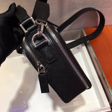 Carregar imagem no visualizador da galeria, Prada Brique Saffiano Black

