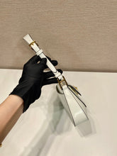 Carregar imagem no visualizador da galeria, Prada Cleo
