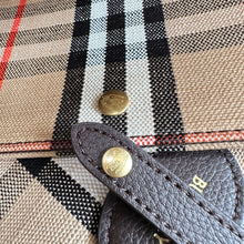 Carregar imagem no visualizador da galeria, Bolsa Burberry Medium Highlands Tote
