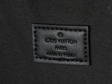 Carregar imagem no visualizador da galeria, Mochila All Black Louis Vuitton Signature
