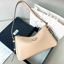 Carregar imagem no visualizador da galeria, Prada Aimee bag
