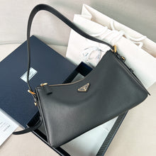 Carregar imagem no visualizador da galeria, Prada Aimee bag
