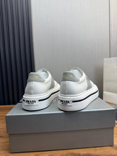 Carregar imagem no visualizador da galeria, Prada Downtown
