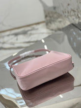 Carregar imagem no visualizador da galeria, Bolsa Prada mini Re-Edition 2000
