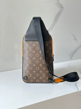 Carregar imagem no visualizador da galeria, Avenue Sling Bag
