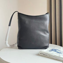 Carregar imagem no visualizador da galeria, Bolsa Burberry Preta Small Highlands Shoulder Bag

