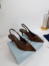 Carregar imagem no visualizador da galeria, dark brown suede slingback pump from Prada
