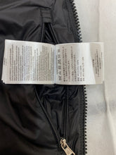 Carregar imagem no visualizador da galeria, MONCLER SLEEVELESS - BOURNE WHITE \ BLACK
