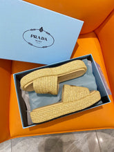 Carregar imagem no visualizador da galeria, Prada Sandália flatform em crochê
