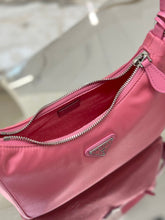 Carregar imagem no visualizador da galeria, Bolsa Prada mini Re-Edition 2000
