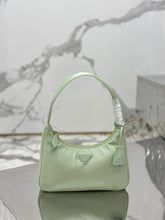 Carregar imagem no visualizador da galeria, Bolsa Prada mini Re-Edition 2000
