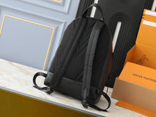 Carregar imagem no visualizador da galeria, Mochila All Black Louis Vuitton Signature
