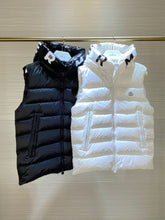 Carregar imagem no visualizador da galeria, MONCLER SLEEVELESS - BOURNE WHITE \ BLACK
