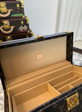 Carregar imagem no visualizador da galeria, Bau Cofre Tresor 24 Louis Vuitton
