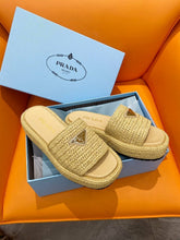 Carregar imagem no visualizador da galeria, Prada Sandália flatform em crochê
