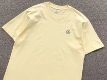 Carregar imagem no visualizador da galeria, T-Shorts Moncler Beige
