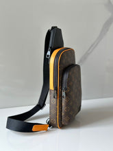 Carregar imagem no visualizador da galeria, Avenue Sling Bag
