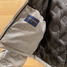 Cargar imagen en el visor de la galería, Mochila completamente negra con la firma Louis Vuitton
