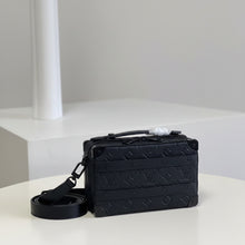 Cargar imagen en el visor de la galería, BOLSO LV Soft Trunk
