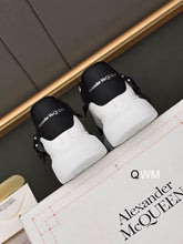Carregar imagem no visualizador da galeria, Tênis Alexander Mc Oversized Sneaker White and Black

