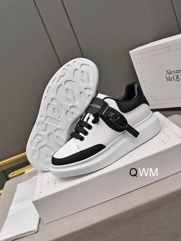 Tênis Alexander Mc Oversized Sneaker White and Black