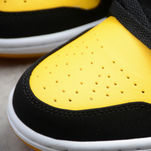 Carregar imagem no visualizador da galeria, Jordan 1 Retro Mid New Love (2017) 554724-035

