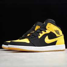 Carregar imagem no visualizador da galeria, Jordan 1 Retro Mid New Love (2017) 554724-035
