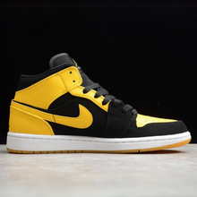 Carregar imagem no visualizador da galeria, Jordan 1 Retro Mid New Love (2017) 554724-035
