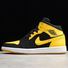 Carregar imagem no visualizador da galeria, Jordan 1 Retro Mid New Love (2017) 554724-035
